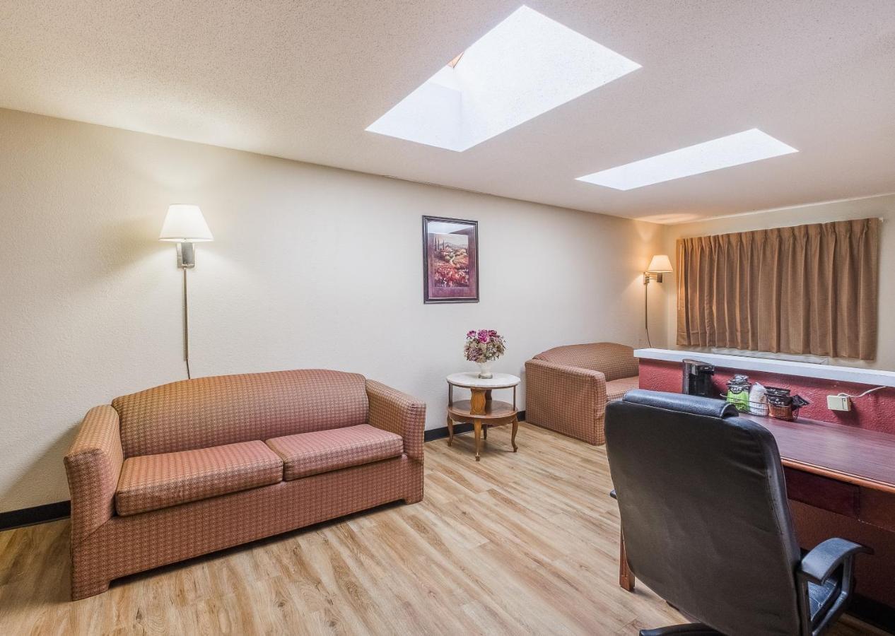 Red Roof Hartford - Motel 2*